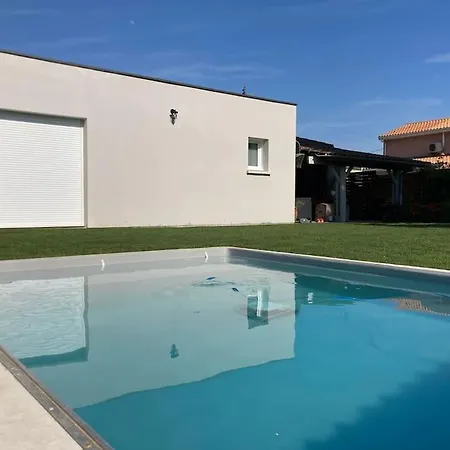 Vila Pape Clement, Maison Avec Piscine.
