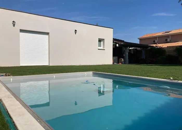 Villa Pape Clement, Maison Avec Piscine.